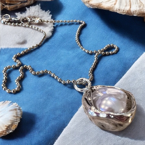 Silver toned Minimalist Necklace with an Iridescent Charm Baroque faux pearl - Picture 7 of 16